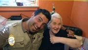 Bei Pop-Oma Lieselotte ist gute Stimmung vorprogrammiert. Trödelprofi Sükrü läßt sich auch promt davon anstecken..