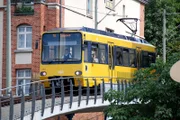 SWR Fernsehen EISENBAHN-ROMANTIK, "Stuttgarts Bahnschätze", am Mittwoch um 14:15 Uhr. Neben Bussen, S-Bahn und Stadtbahn fahren einzigartige Bahnraritäten auf Stuttgarts Hügel. Die Zahnradbahn liebevoll "Zacke" genannt rattert vom Marienplatz hinauf zum früheren Luftkurort Stuttgart-Degerloch.