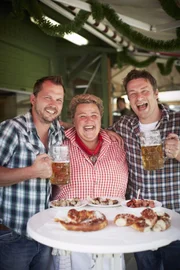 "Jamie & Jimmy's Food Fight Club", "Würstchen-Wettstreit mit Deutschland." Bei Jamie und Jimmy ist heute Gwynteth Paltrow zu Gast, um hautnah die Mutter aller Essensschlachten mitzuerleben. Außerdem wird im Namen der Queen diesmal Deutschland herausgefordert. Es geht um die Wurst. Um überhaupt eine Chance zu haben, wählen Jamie und Jimmy exzellentes Fleisch von ausgefallenen, nur in England vorkommenden freilebenden Schweinen aus. Doch zum Duell müssen die beiden nach München anreisen, dem Hotspot der Wurst-Liebhaber!Im Bild (v.li.): Jimmy Doherty, Jamie Oliver.