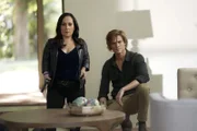 Matty Weber (Meredith Eaton, l.); MacGyver (Lucas Till, r.)