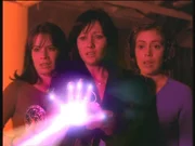 Piper (Holly Marie Combs, l.), Prue (Shannen Doherty, M.) und Phoebe (Alyssa Milano, r.) müssen all ihre Kräfte zusammennehmen, um sich gegen die böse Macht zu wehren ...