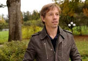 Markus (Tobias Dürr) beobachtet aus der Ferne Robert und Eva und glaubt, dass Eva inzwischen verheiratet ist und ein Kind hat.