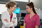 Elly (Juliane Fisch, l.) und Viktoria (Isabella Krieger, r.) versuchen die beste Lösung für ihre Patienten zu finden.
