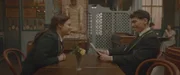 Theo (Eloise Little) freut sich über ihren Mitschüler Darius (Louis Martino).