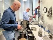 Erik Schlangen (l.) und Henk Jonkers (r.) von der TU Delft in den Niederlanden. Im Labor forscht das Duo an selbstheilendem Beton.