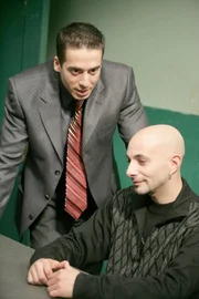 Hector Salazar (Kirk Acevedo, l.) vernimmt den Pornofilm-Produzenten Shane Lucas (Ritchie Coster), der für die Polizei kein Unbekannter ist...