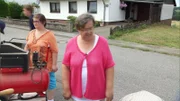 Rita ist verzweifelt. Die Sammelleidenschaft von ihrem Mann Peter nimmt kein Ende, er kann sich von nichts trennen. v.l.: Tochter Lisa, Rita