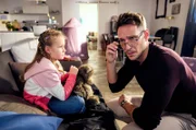 Alexander (Vladimir Burlakov, re.) redet seiner Tochter Sophie-Marlen (Lilou Copeland) wegen der Aufführung gut zu.