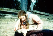 Laura (Melissa Gilbert, oben) kümmert sich um Jordan (Bonnie Scribner, unten), der gestürzt ist und nun bewusstlos am Boden liegt.