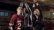 Nachdem Gerard Erica (Gage Golightly, re.) und Boyd (Singua Walls, Mitte) gefangen genommen hat, bringt er auch Stiles (Dylan O`Biren, li.) in seine Gewalt...