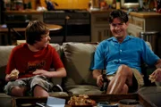 L-R: Jake (August T. Jones) und Charlie (Charlie Sheen)