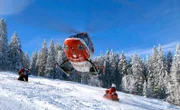 Bei schweren Verletzungen zählt jede Minute: Der Rettungshubschrauber landet im Notfall mitten auf der Piste.