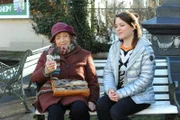 Kathi bemerkt irritiert, wie Traudl sich der Runde entzieht und spricht sie darauf an. Von links: Traudl (Monika John) und Katharina Benninger (Carina Dengler).