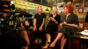 Gastgeberin Ina Müller begrüßt in der hamburger Seemannskneipe ‚Zum Schellfischposten‘ den Schauspieler Hinnerk Schönemann und die Journalistin und Autorin Sabine Rückert. Als musikalische Gäste sind die englische Sängerin und Songwriterin Lola Young und der Sänger Skuth mit dabei.