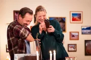 Gregor (Holger Matthias Wilhelm) und Vera (Sybille Waury) freuen sich über ihre Valentinsgeschenke.