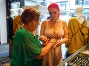 Christina mit ihrer Oma Maria (l.)