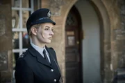 Shirley Trewlove (Dakota Blue Richards) beobachtet die Aufnahmen für eine TV-Show.