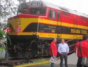 Der Zug der Panama Canal Railway steht schon bereit, bespannt an Kopf und Ende mit je einer Dieselelektrolok. So ein  „Push-pull"-System erspart dem Personal Rangierarbeiten im Start- und im Endbahnhof.
