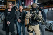 Ina Zimmermann (Melanie Marschke, l.), Jan Maybach (Marco Girnth, 2.v.l.) und zwei SEK-Beamte (Komparsen) stürmen eine Lagerhalle.