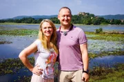 Auch in der 8. Staffel wieder an Bord: Entertainment-Managerin "Cori" Corina von Wedel-Gerlach und Reiseleiter Bernd Wallisch - hier bei einem Ausflug während des Stopps in Trincomalee, Sri Lanka.