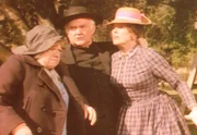 Der Geduld von Reverend Alden (Dabbs Greer, M.) ist es zu verdanken, dass Kezia (Hermione Baddeley, l.) und Mrs. Oleson (Katherine McGregor, r.) in der Streitfrage um das Haus endlich zu einer Einigung kommen ...