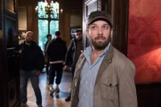Christians (Bild) Freundin Emily ist am Boden zerstört, als sie erfährt, dass sie doch nicht schwanger ist. Um das Trauma zu verarbeiten, besuchen die beiden eine Selbsthilfegruppe und das Verhängnis nimmt seinen Lauf ...