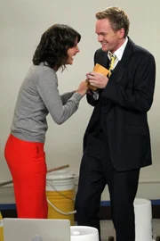 Können es nicht lassen und recherchieren Teds Date im Internet: Robin (Cobie Smulders, l.) und Barney (Neil Patrick Harris, r.).