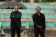 Gino Maldini (Michaël Pas, r.) ist aufgebracht, weil Nico Gerlach ihm nicht die versprochene Provision für einen von ihm eingefädelten Drogendeal zahlt. Gerlachs Bodyguard (unbekannter Darsteller) ist zur Stelle, um notfalls einzugreifen.