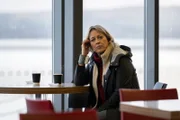 Annika (Nicola Walker) bereitet sich auf den Kurzurlaub mit ihrem Vater vor.