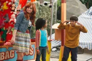 "Disneys Jessie", "Das Fenster zum Jahrmarkt." Jessie soll in Vertretung von Christina eine Benefizveranstaltung für die Schule organisieren. Angedacht ist ein Karneval im Park. Luke will mit seinen Tanzkünsten dabei mithelfen, Geld zu sammeln. Leider verdreht er sich kurz vor Veranstaltungsbeginn das Bein und kann den Karneval nur vom Balkon aus beobachten. Das ist jedoch alles andere als langweilig, denn bald fällt Luke eine geheimnisvolle Gestalt auf, die auf dem Fest herumschleicht. Im Bild (v.li.): Debby Ryan (Jessie Prescott), Skai Jackson (Zuri Ross), Karan Brar (Ravi Ross).