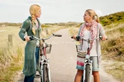 Christine (Susanne Gärtner, links) ist gar nicht begeistert davon, dass ihre Schwester Ines (Ann-Sophie Briest, rechts) sich so stark für ihre Jugendliebe Tom interessiert.