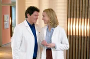 Dr. Christian Kleist (Francis Fulton-Smith, l.) und seine Partnerin, die Gynäkologin Tanja Ewald (Christina Athenstädt, r.) wollen heiraten.