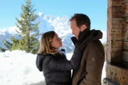 Hermine (Nadeshda Brennicke, l.) versucht ihren Mann Heiko (Stephan Kampwirth, r.) zu beruhigen.