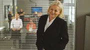 Oberst Henriette Wolf (Brigitte Kren) ist hocherfreut, dass die internen Ermittlungen gegen Gruppeninspektorin Penny Lanz wurden eingestellt.