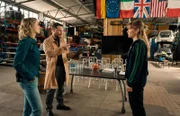 V.l.: Femke Folkmer (Pia Barucki), Hauke Berndsten (Florian Panzner) und Wiebke Möller (Bea Brocks) unterhalten sich in der Halle, in der der erschossene Ralf Bevenkamp normalerweise sein Therapie-Training absolvierte. Wiebke ist Mitorganisatorin der Trainingseinrichtung.