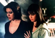 Phoebe (Alyssa Milano, l.) und Piper (Holly Marie Combs, r.) finden heraus, dass hinter der Sache die böse Hexe Kali steckt.