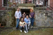 Familie Stubbe hält trotz aller Verleumdungen und Gefahren zusammen. Opa Stubbe (Wolfgang Stumph, 2.v.r.), Enkelin Caro (Greta Kasalo, M.), Tochter Christiane (Stephanie Stumph, 2.v.l.), Quasi-Schwiegersohn Helge (Wanja Mues, l.), Partnerin Marlene (Heike Trinker, r.).