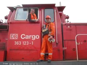 Willi Weitzel mit einem Bahnangestellten.