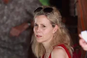 Die Managerin Cheryl Moore (Sally Phillips) war ein großer Fan von Stevie und ihre Beziehung zueinander war nicht nur professioneller Art. Führte dies zu Komplikationen und unter Umständen sogar zu Stevies Ermordung?