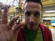 Willi schaut in der Autofabrik zu, wie aus vielen Teilen ein Laster entsteht.