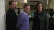 Bei seiner Festnahme zeigt sich Peter Butler (Brian Geraghty, M.) vollkommen unberührt. Er berichtet Detective Olivia Benson (Mariska Hargitay) und Detective Elliot Stabler (Christopher Meloni), trotz HIV-Infektion stets ungeschützten Sex zu haben.