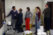 Ted beschließt, auf ein Date mit einer Frau zu gehen, ohne vorher einen Blick auf die Informationen zu werfen, die über sie im Internet stehen. Seine Freunde Robin (Cobie Smulders, M.), Barney (Neil Patrick Harris, 2.v.l.), Lily (Alyson Hannigan, 2.v.r.) und Marshall (Jason Segel, r.) mischen sich wieder einmal ein, was Kevin (Kal Penn, l.), den Therapeuten und Freund von Robin, zu einem vernichtenden Urteil bewegt ...