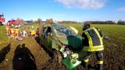 Ein Feuerwehrmann vor einem liegengebliebenen Auto