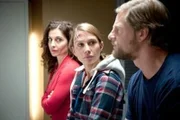Während Tanja (Proschat Madani, l.) mit beruflicher Skepsis und persönlicher Eifersucht die Annäherung zwischen Mick (Henning Baum, r.) und der tatverdächtigen Silke (Nadeshda Brennicke, M.) beobachtet.