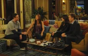 Wer ist das perfekte Paar? Barney (Neil Patrick Harris, r.) und Robin (Cobie Smulders, 2.v.r.) oder Lily (Alyson Hannigan, 2.v.l.) und Marshall (Jason Segel, l.) ...