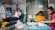 Die beiden Schwestern Martina Manthei und Ingrid Ivens werden von Elly Winter und Viktoria Stadler zusammen untersucht. Es wird laut im Behandlungsraum.