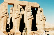 Die zehn biblischen Plagen gehören noch immer zu den seltsamsten Mysterien der Welt. Die Entschlüsselung dieses Rätsels ist eine spannende Herausforderung, auf die der Film viele Antworten liefert.