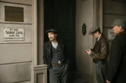 Samuel Katelbach (Karl Markovics) stößt bei seinen Recherchen auf illegale Machenschaften der aufgelösten Reichswehr und wendet sich an Heymann (Martin Wuttke, rechts), den Chefredakteur des Boulevardblatts 'Tempo'. In der Mitte Fred Jacoby (Peter Jordan).; Fritz (Jacob Matschenz) steht Schmiere.