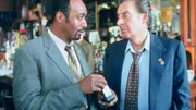 Die Detectives Green (Jesse L. Martin, li.) und Briscoe (Jerry Orbach) ermitteln im Mordfall einer Lehrerin.