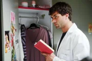 Dr. Mehdi Kaan (Kai Schumann) bricht Gretchens Spind auf und liest ihr Tagebuch.